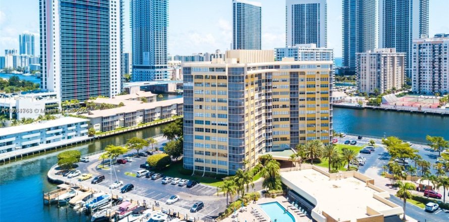 Condo in Hallandale Beach, Florida, 1 bedroom  № 1726825