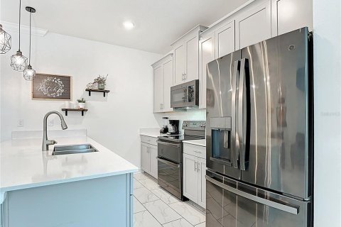 Adosado en venta en Kissimmee, Florida, 5 dormitorios, 201.41 m2 № 1858114 - foto 12