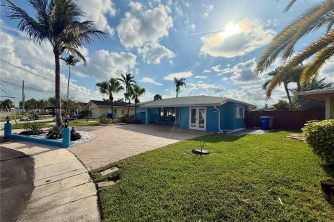 House in Pompano Beach, Florida 2 bedrooms, 140 sq.m. № 2047127