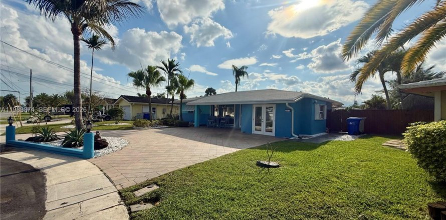 House in Pompano Beach, Florida 2 bedrooms, 140 sq.m. № 2047127