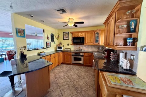 House in Pompano Beach, Florida 2 bedrooms, 140 sq.m. № 2047127 - photo 12