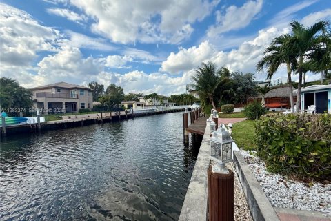 House in Pompano Beach, Florida 2 bedrooms, 140 sq.m. № 2047127 - photo 6