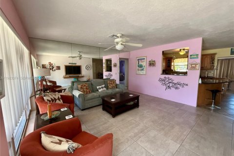 House in Pompano Beach, Florida 2 bedrooms, 140 sq.m. № 2047127 - photo 11