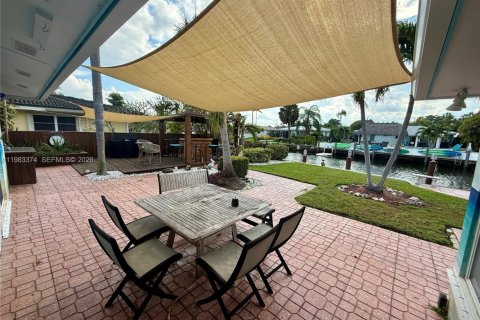 House in Pompano Beach, Florida 2 bedrooms, 140 sq.m. № 2047127 - photo 5