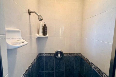 House in Pompano Beach, Florida 2 bedrooms, 140 sq.m. № 2047127 - photo 22