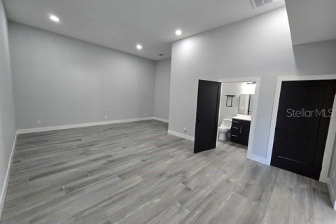 House in Lutz, Florida 6 bedrooms, 205.5 sq.m. № 2123695 - photo 12