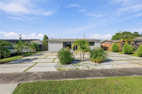 Villa ou maison à vendre à Sunrise, Floride: 3 chambres, 167.22 m2 № 2403955 - photo 4