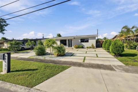 Villa ou maison à vendre à Sunrise, Floride: 3 chambres, 167.22 m2 № 2403955 - photo 2