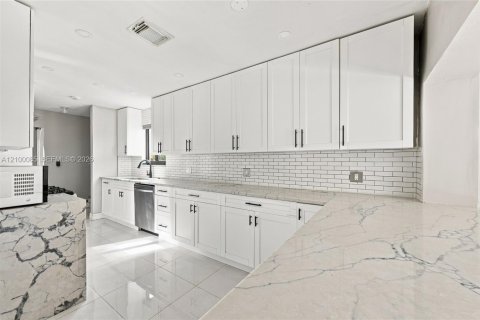 Villa ou maison à vendre à Sunrise, Floride: 3 chambres, 167.22 m2 № 2403955 - photo 16