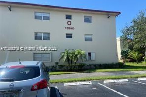 Condominio en venta en Pembroke Pines, Florida, 1 dormitorio, 75.34 m2 № 2022466 - foto 2