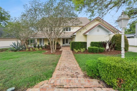 House in Maitland, Florida 5 bedrooms, 397.62 sq.m. № 2142260