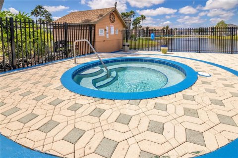 Condo in Kissimmee, Florida, 2 bedrooms  № 1614615 - photo 24