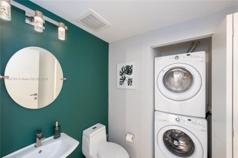 Condo in Miami, Florida, 1 bedroom  № 1888762 - photo 19