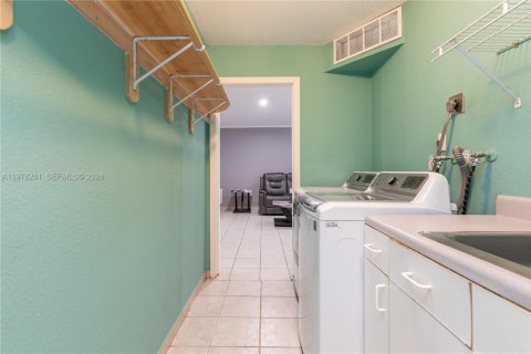 Villa ou maison à vendre à Miami, Floride: 4 chambres, 167.6 m2 № 2146431 - photo 7