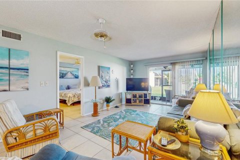 Condo in Port Richey, Florida, 2 bedrooms  № 1909057 - photo 11