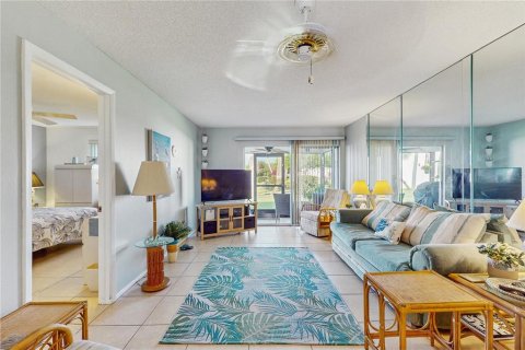 Condo in Port Richey, Florida, 2 bedrooms  № 1909057 - photo 12