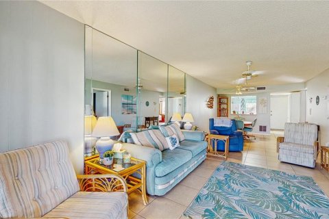 Condo in Port Richey, Florida, 2 bedrooms  № 1909057 - photo 9
