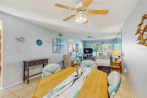 Condo in Port Richey, Florida, 2 bedrooms  № 1909057 - photo 7