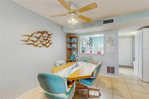 Condo in Port Richey, Florida, 2 bedrooms  № 1909057 - photo 8