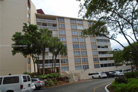 Condo in Lauderhill, Florida, 2 bedrooms № 1988693 - photo 1