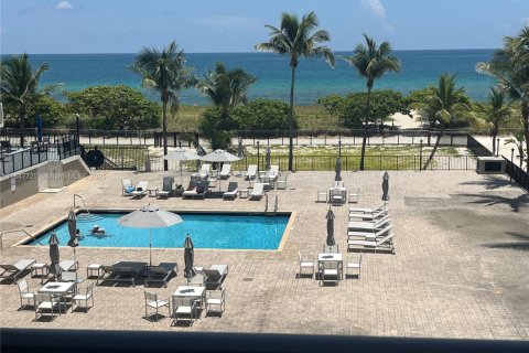 Copropriété à vendre à Surfside, Floride: 2 chambres, 115.94 m2 № 1957694 - photo 1
