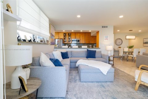 Copropriété à vendre à Surfside, Floride: 2 chambres, 115.94 m2 № 1957694 - photo 14