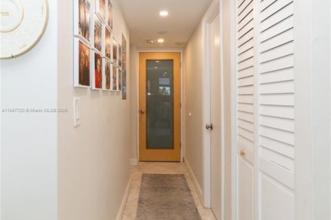 Copropriété à vendre à Surfside, Floride: 2 chambres, 115.94 m2 № 1957694 - photo 18