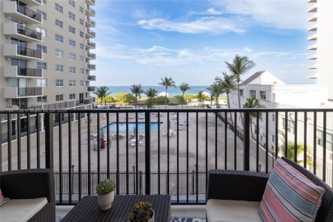 Copropriété à vendre à Surfside, Floride: 2 chambres, 115.94 m2 № 1957694 - photo 28