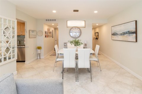 Copropriété à vendre à Surfside, Floride: 2 chambres, 115.94 m2 № 1957694 - photo 6