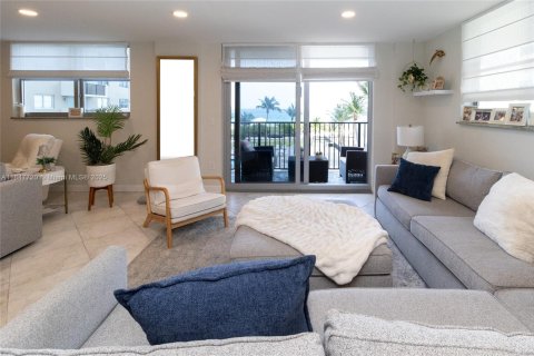 Copropriété à vendre à Surfside, Floride: 2 chambres, 115.94 m2 № 1957694 - photo 10