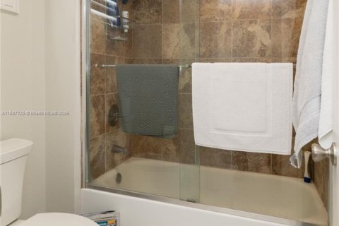 Copropriété à vendre à Surfside, Floride: 2 chambres, 115.94 m2 № 1957694 - photo 26