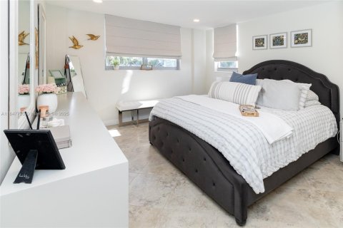 Copropriété à vendre à Surfside, Floride: 2 chambres, 115.94 m2 № 1957694 - photo 23