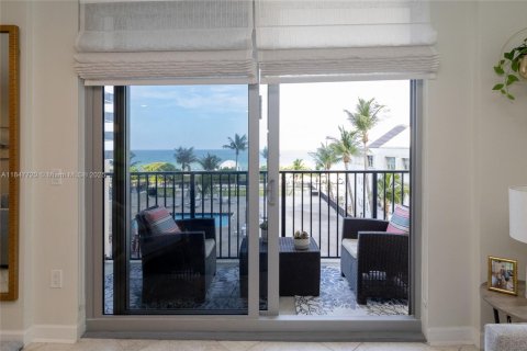 Copropriété à vendre à Surfside, Floride: 2 chambres, 115.94 m2 № 1957694 - photo 11