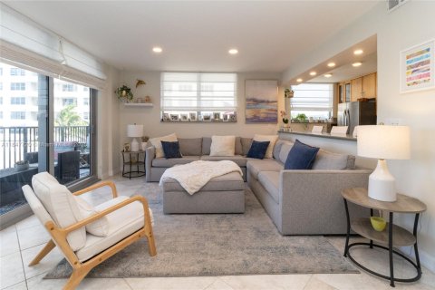 Copropriété à vendre à Surfside, Floride: 2 chambres, 115.94 m2 № 1957694 - photo 8