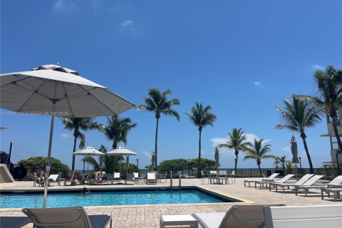 Copropriété à vendre à Surfside, Floride: 2 chambres, 115.94 m2 № 1957694 - photo 2