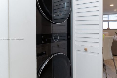 Copropriété à vendre à Surfside, Floride: 2 chambres, 115.94 m2 № 1957694 - photo 19