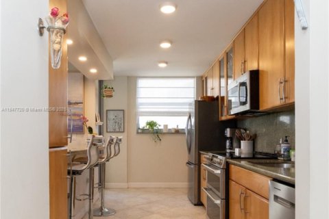 Copropriété à vendre à Surfside, Floride: 2 chambres, 115.94 m2 № 1957694 - photo 17