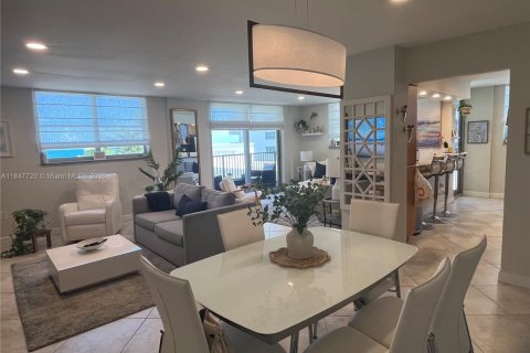 Copropriété à vendre à Surfside, Floride: 2 chambres, 115.94 m2 № 1957694 - photo 7