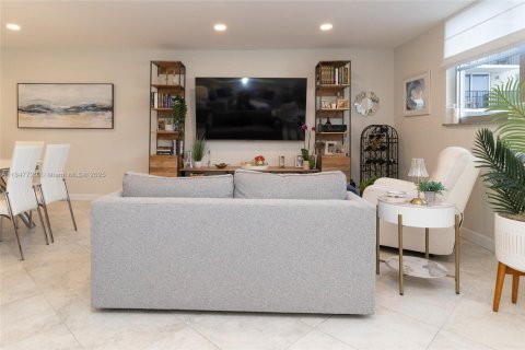 Copropriété à vendre à Surfside, Floride: 2 chambres, 115.94 m2 № 1957694 - photo 13