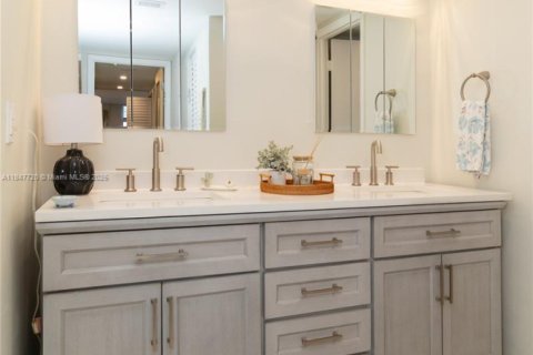 Copropriété à vendre à Surfside, Floride: 2 chambres, 115.94 m2 № 1957694 - photo 25