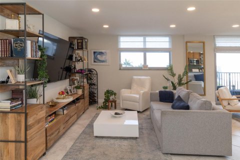 Copropriété à vendre à Surfside, Floride: 2 chambres, 115.94 m2 № 1957694 - photo 9