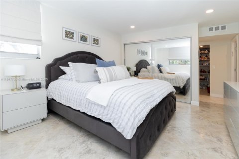 Copropriété à vendre à Surfside, Floride: 2 chambres, 115.94 m2 № 1957694 - photo 22