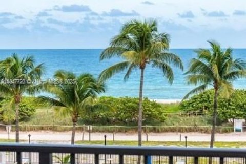 Copropriété à vendre à Surfside, Floride: 2 chambres, 115.94 m2 № 1957694 - photo 4