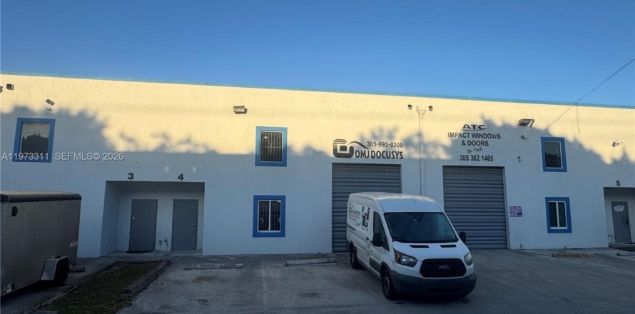 Immobilier commercial à Hialeah, Floride № 2033803