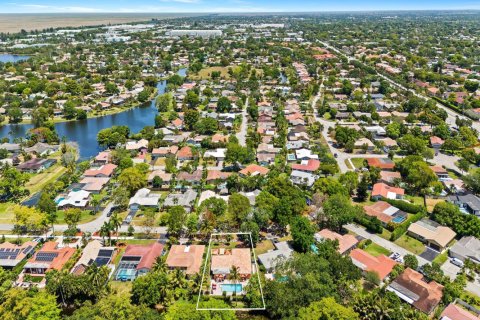 House in Coral Springs, Florida 3 bedrooms, 192.59 sq.m. № 1189594 - photo 1