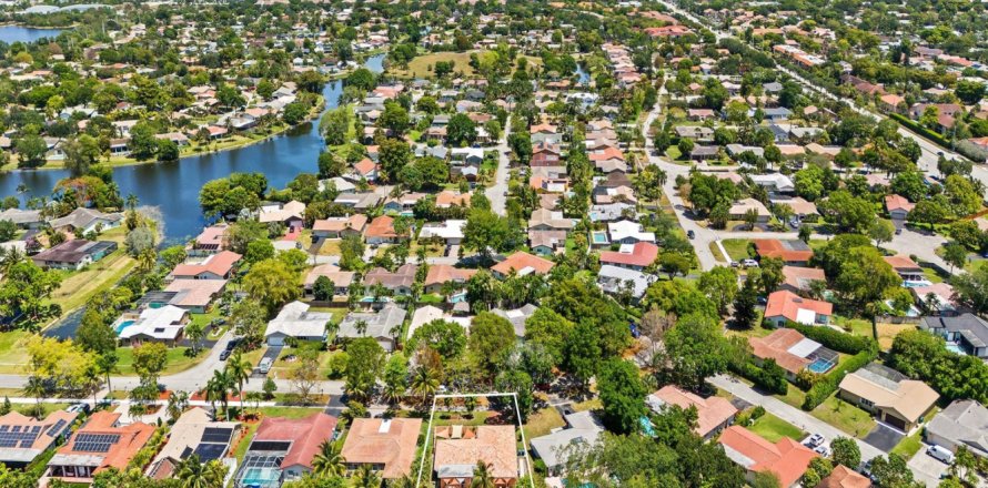 House in Coral Springs, Florida 3 bedrooms, 192.59 sq.m. № 1189594
