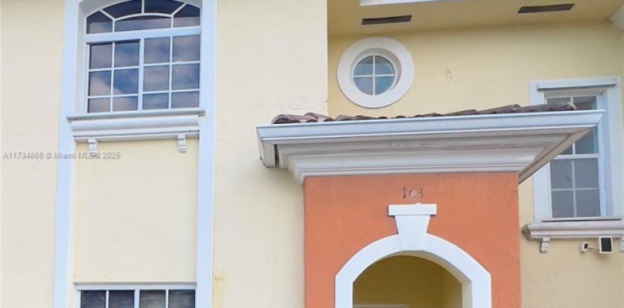 Townhouse in Hialeah, Florida 3 bedrooms, 141.12 sq.m. № 1484458