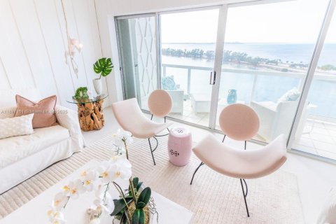 Condo in Miami, Florida, 2 bedrooms  № 1951792 - photo 1