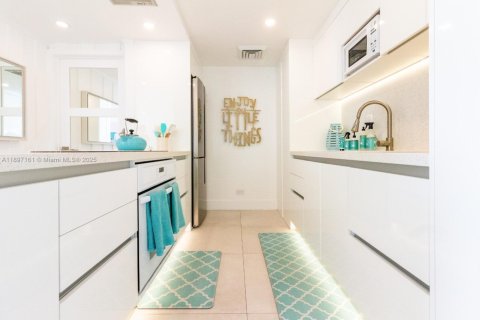 Condo in Miami, Florida, 2 bedrooms  № 1951792 - photo 9