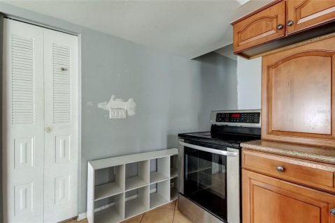House in Pinellas Park, Florida 3 bedrooms, 141.95 sq.m. № 1903737 - photo 8